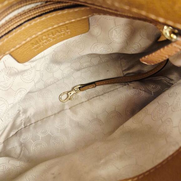 Michael Kors Bedford Handbag Purse Tassel Crossbody Tan Pebble Leather Gold - Picture 3 of 16